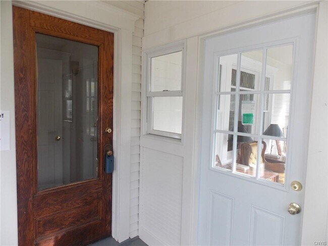 Photo - 616-18 Helen St