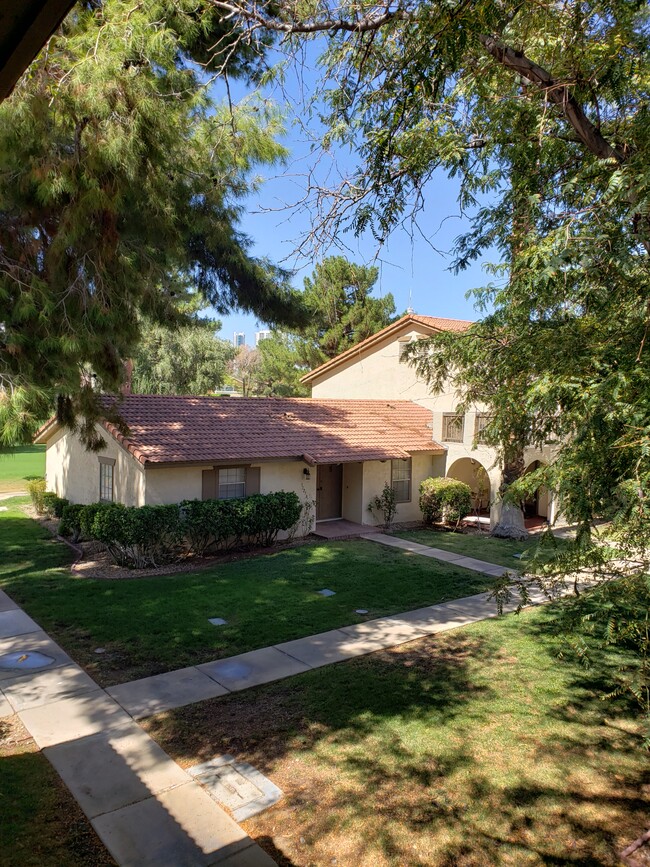 Building Photo - 3141 Pinehurst Dr Unit C