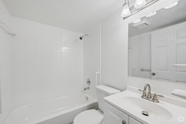 Classic 1BR, 1BA - 620SF - Bathroom