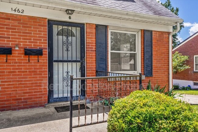 Photo - 1462 Meadowthorpe Ave