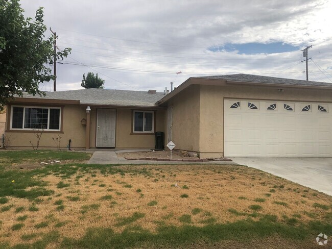 Building Photo - 4 bedroom 2 bathroom Barstow Home!