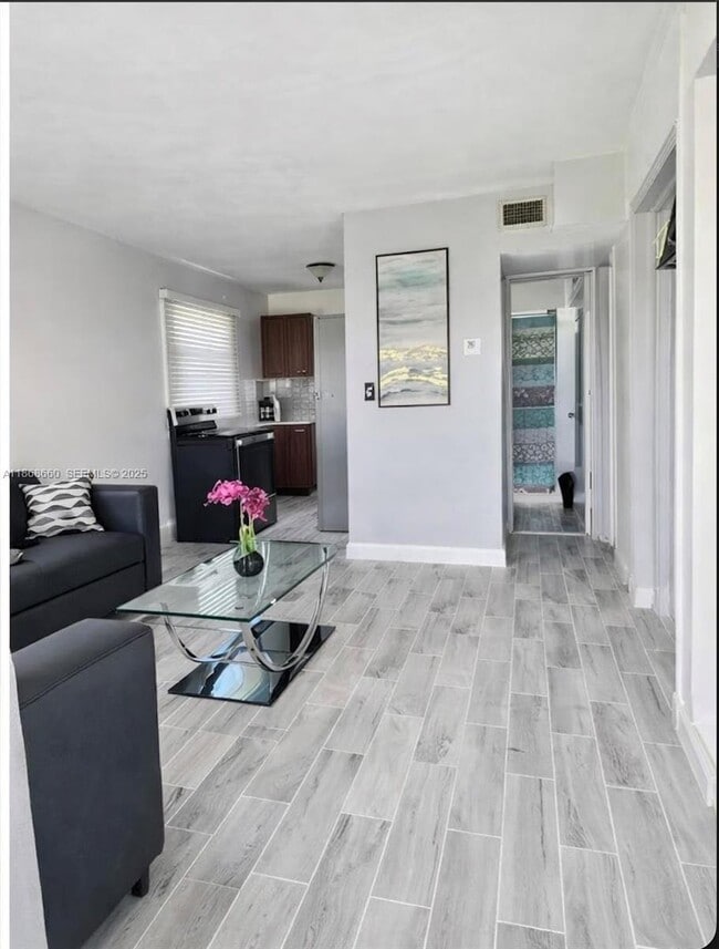 Building Photo - 715 NW 7th Ave Unit 1-5