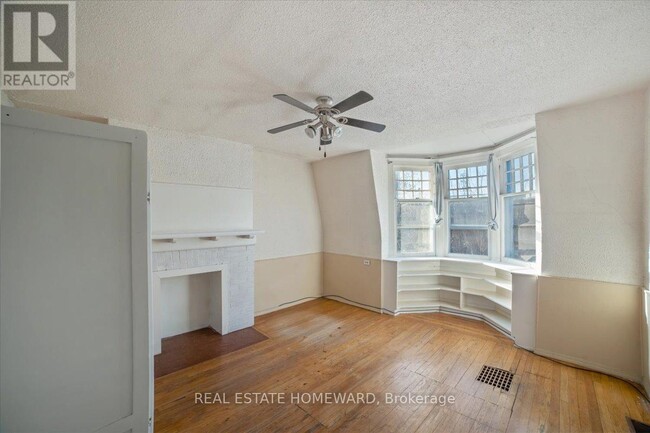 Photo - 697 Dupont St