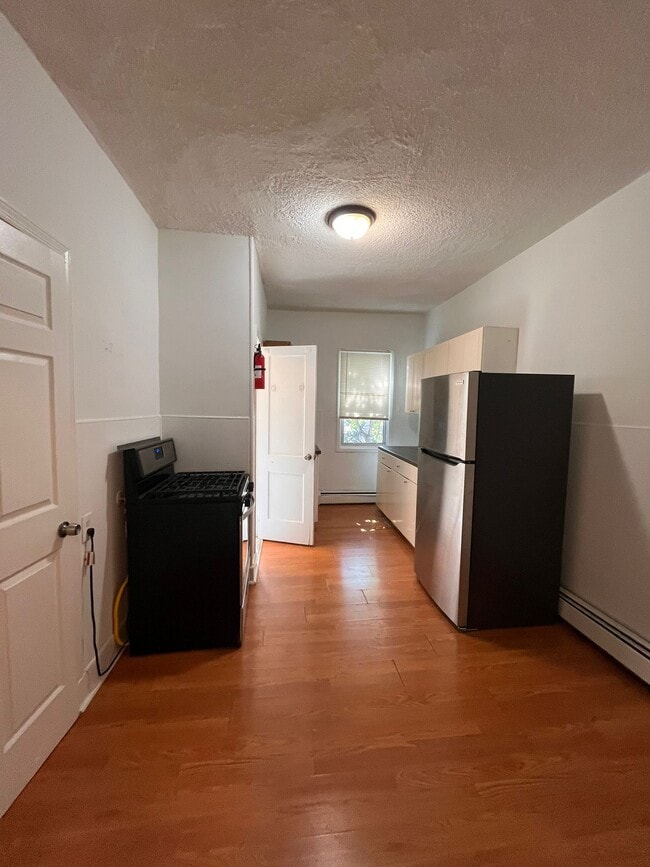 Building Photo - 29 Clarke Ave Unit 4