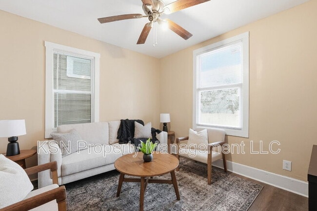 Photo - 716 W 38th St