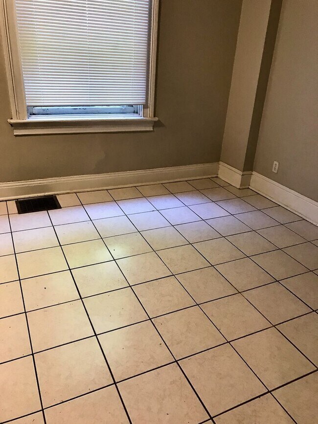 Photo - *** Shadyside Duplex Apartment * Pet Friendly * Spacious & Renovated * Available Now * Modern Fin... Unidad 1