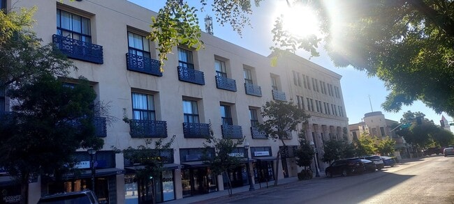 Building Photo - 515 W Main St Unit #306