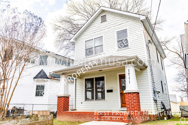 Building Photo - 2Bed/1.5Bath House Right Off Main St!