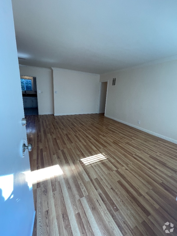 Building Photo - 8546 Cashio St Rental