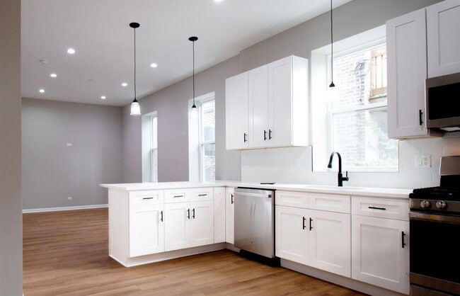 Photo - Amazing 4-bed Duplex by UIC Unit 1F