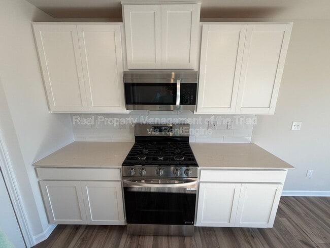 Photo - 329 Kingscote Wy