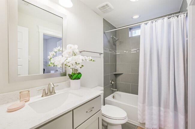 Photo - 809 Leavenworth Ave