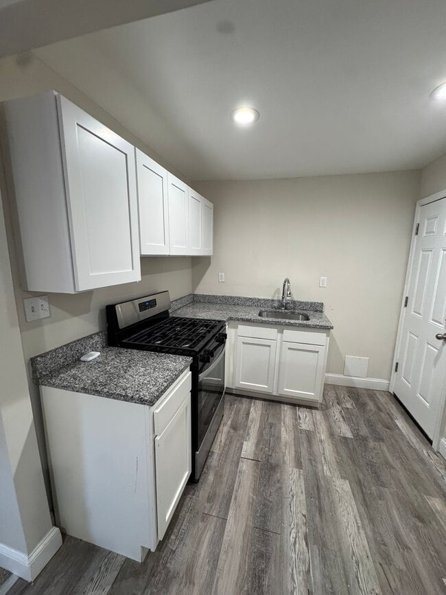 Building Photo - Now Accepting 525 Credit | Half First Month + Last Month Rent Unit C4