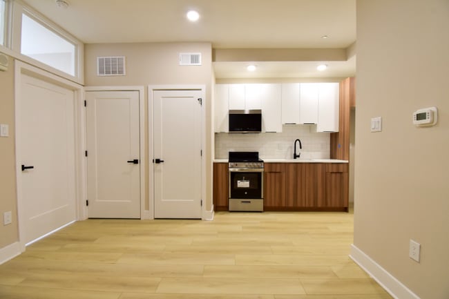 Building Photo - 1030 N 48th St