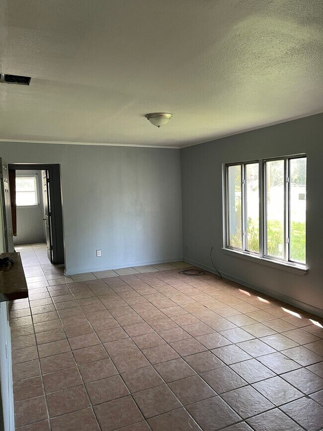 Photo - 405 W 76th St