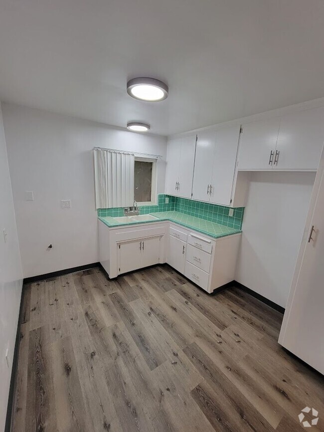 Building Photo - **RENT READY** 1BD/1BA WITH PARKING AND SH... Unit 4 Rental