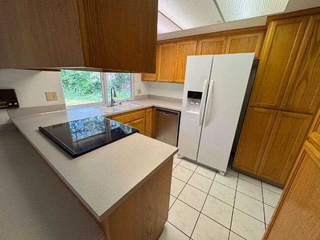 Photo - Large 4 Bedroom / 3 Bathroom, Split-level ...