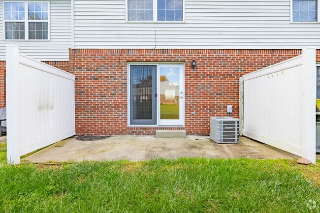 2BR, 2BA - 1,200SF - Patio