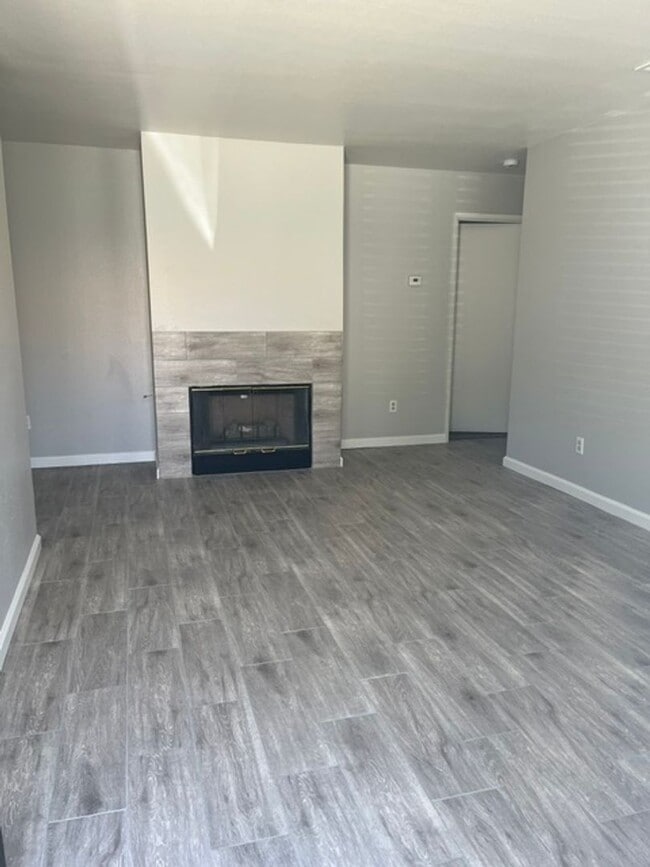 Building Photo - 3007 Brookside Dr Unit 3007-B