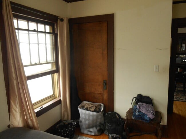 1305 W 34th St