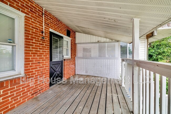 Photo - 2107 Hawthorne Rd