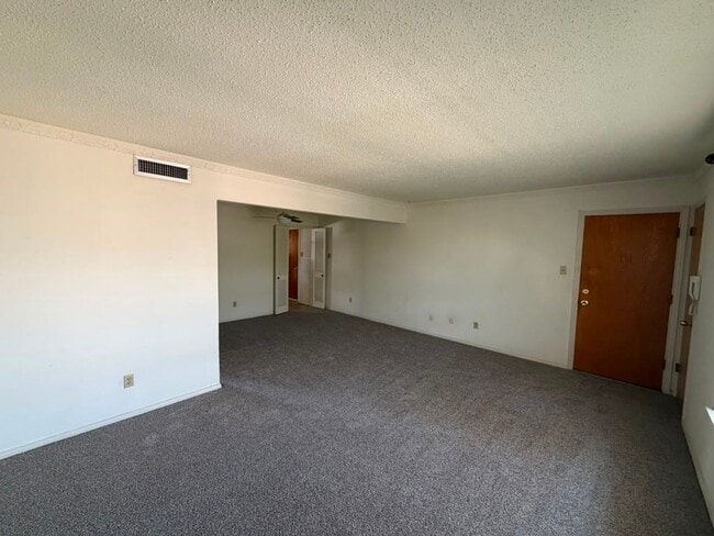 Photo - 5819 Sandhurst Ln
