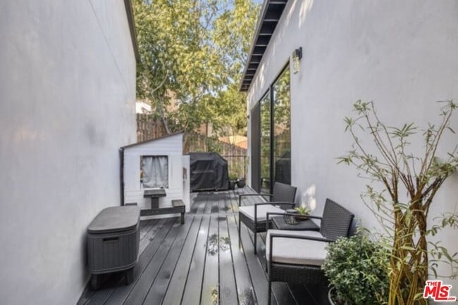 Photo - 4852 Seldner St E