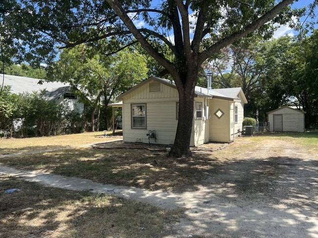 Photo - 920 E Walnut St