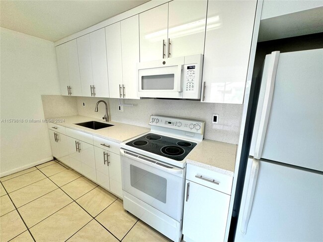 Photo - 4620 NW 79th Ave Unidad 2B Rental