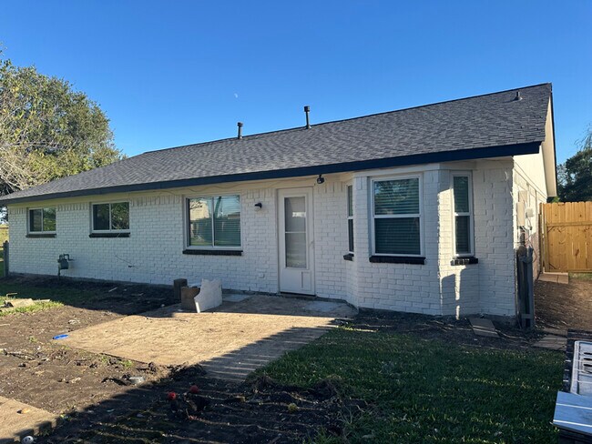 Photo - 3214 White Sail