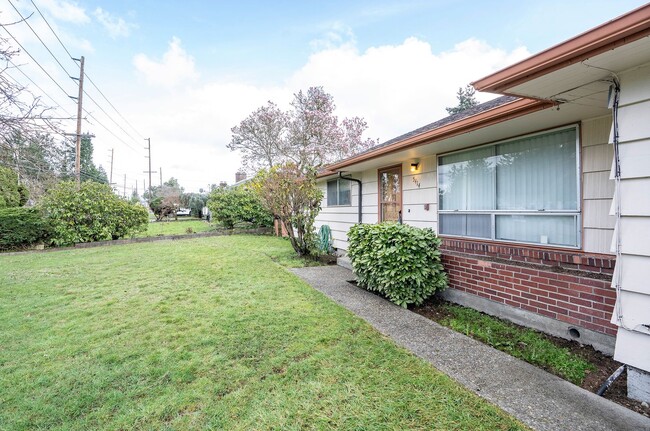 Photo - Spacious 4-Bedroom Home with Large Yard, Covered Patio & Garage in Lakewood