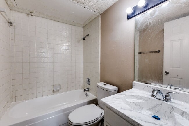 Photo - 9833 Walnut St