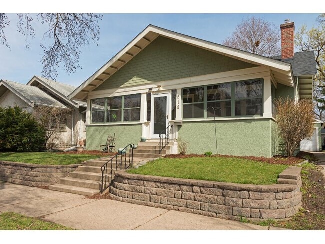 Photo - 818 W 42nd St