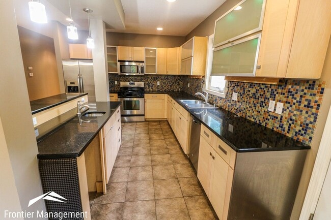 Photo - Awesome 5 bedroom 2 bathroom house in a pr...