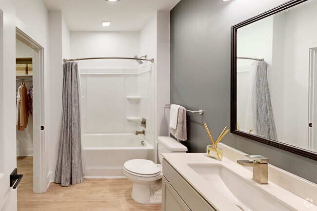 1 BR, 1 BA, 698 SF