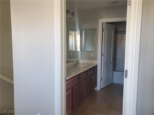 Photo - 10236 Vickers St