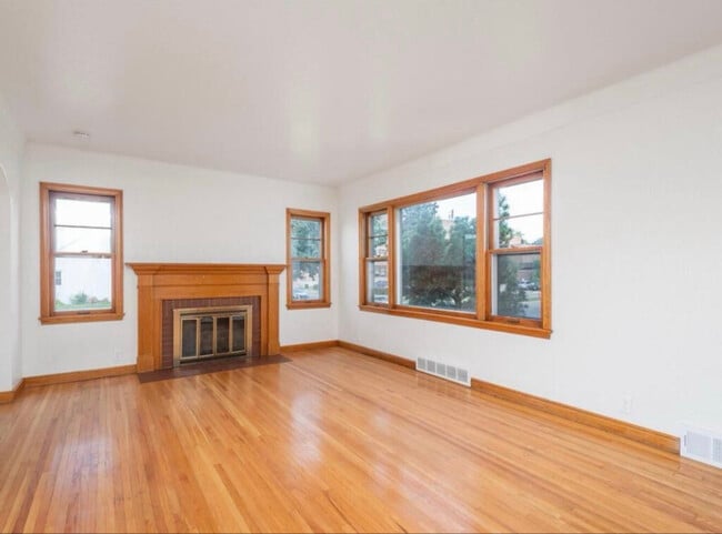 Photo - 884 Hyacinth Ave E