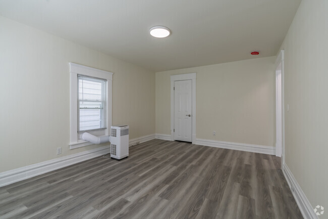 2BR, 1BA - 692SF - Living Room