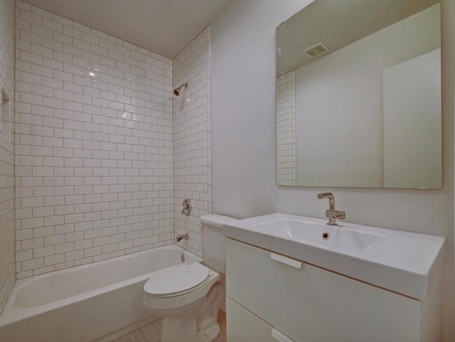 Baño completo en la planta superior - 8812 Dawnridge Cir