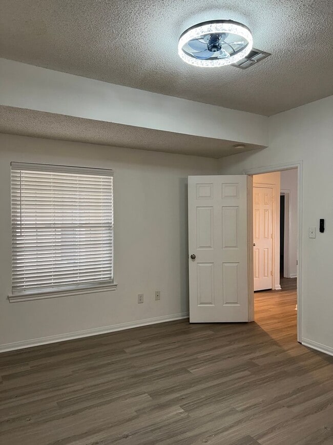Building Photo - Duplex *LEASING SPECIAL AVAILABLE* Rental