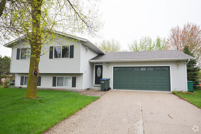 Building Photo - Cozy and Conveniently Located Home For Rent!