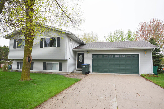 Cozy and Conveniently Located Home For Rent! - Cozy and Conveniently Located Home For Rent!