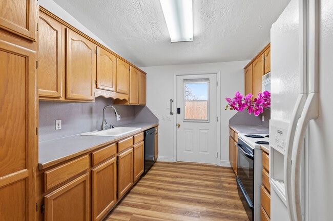 Photo - 817 Boughton St