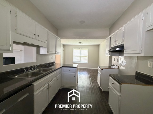 Move-In Ready 3BR/2BA Home in 38133 - Hardwood Floors & Great Storage