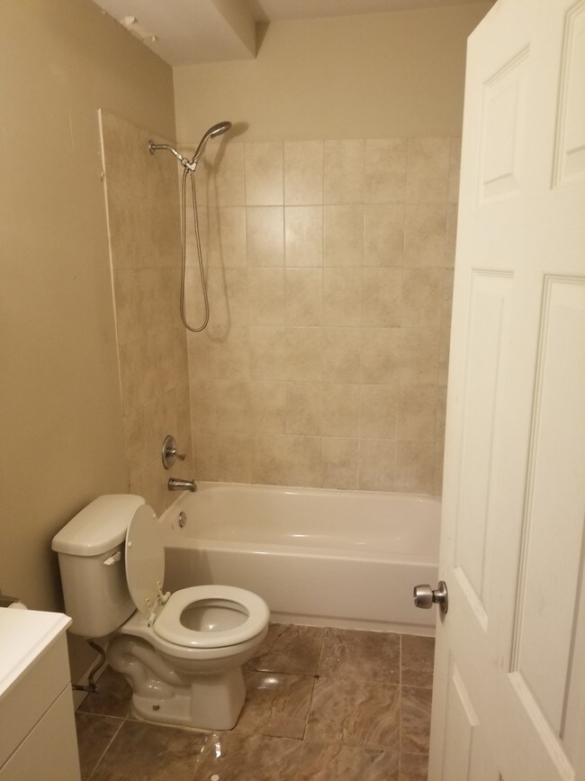 bathroom - 5201 Germantown Ave Unit Apt 1