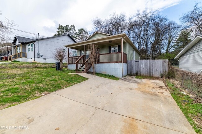 Photo - 2013 Paris Rd NW