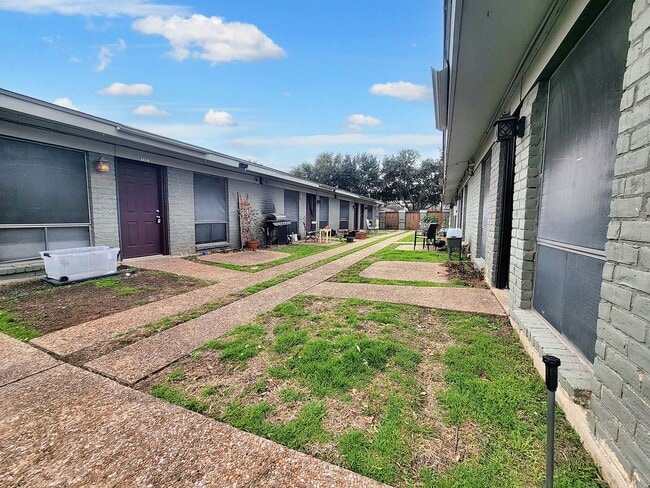 Photo - 618 W 51st St Unit 104