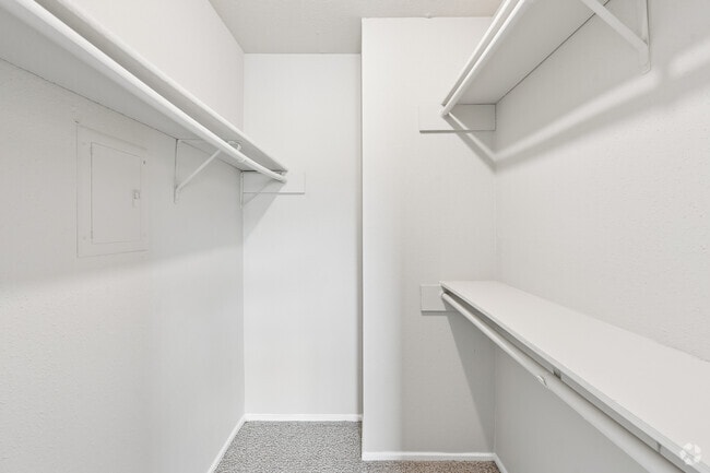 1BR, 1BA - 633SF - Closet
