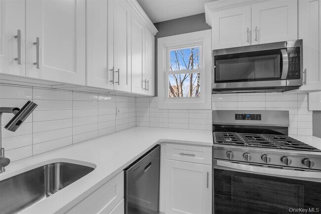 Photo - 31-33-33 Burr Ave