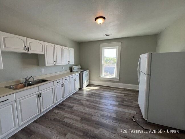 728 Tazewell Ave SE Unit Upper